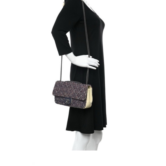 Authentic CHANEL Tweed Flap bag. - Picture 11 of 12